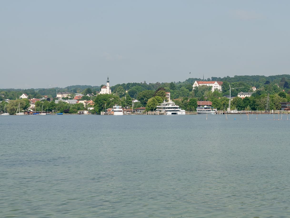 Auf dem Bild sehen Sie die Aussicht auf Starnberg vom Starnberger See aus.
